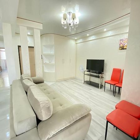 Two Bedroom Large Apartment In تشيسيناو المظهر الخارجي الصورة