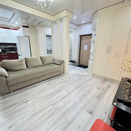 Two Bedroom Large Apartment In تشيسيناو المظهر الخارجي الصورة