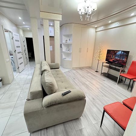 Two Bedroom Large Apartment In تشيسيناو المظهر الخارجي الصورة