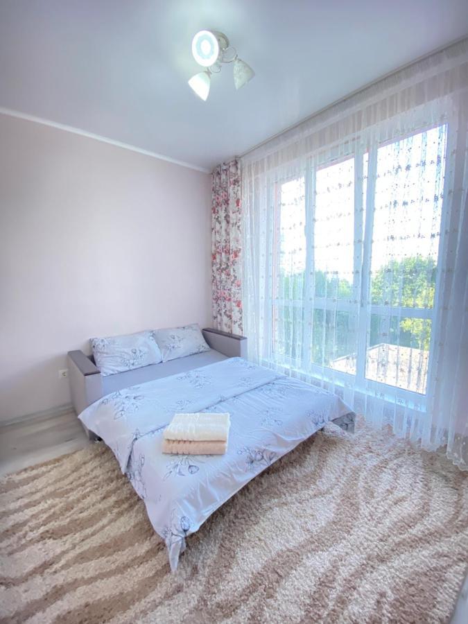 Two Bedroom Large Apartment In تشيسيناو المظهر الخارجي الصورة