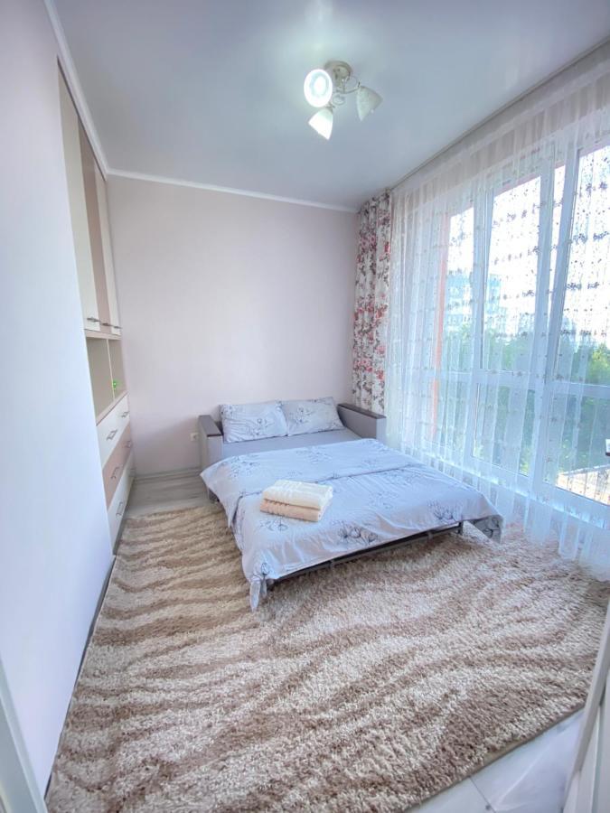 Two Bedroom Large Apartment In تشيسيناو المظهر الخارجي الصورة