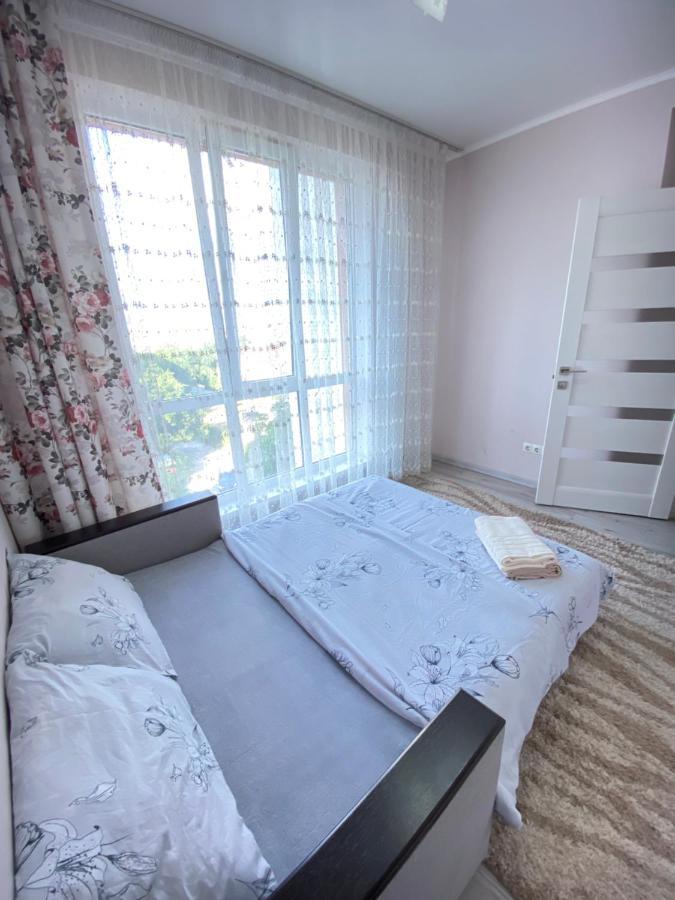 Two Bedroom Large Apartment In تشيسيناو المظهر الخارجي الصورة