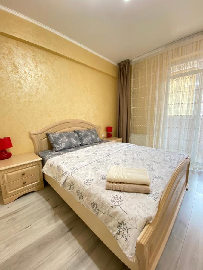Two Bedroom Large Apartment In تشيسيناو المظهر الخارجي الصورة