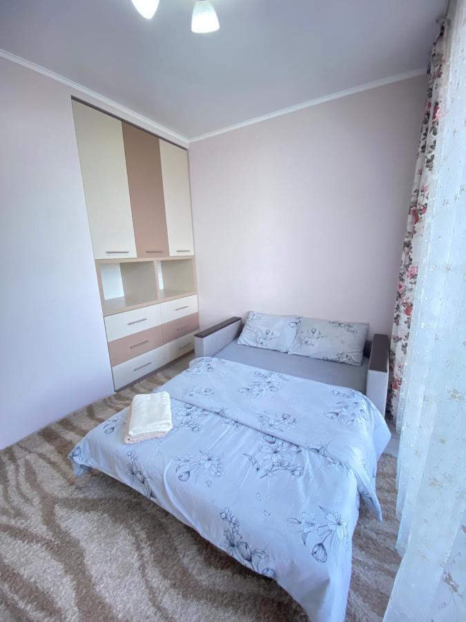 Two Bedroom Large Apartment In تشيسيناو المظهر الخارجي الصورة