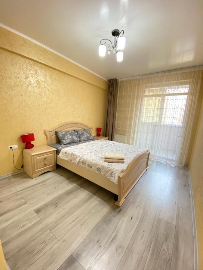 Two Bedroom Large Apartment In تشيسيناو المظهر الخارجي الصورة