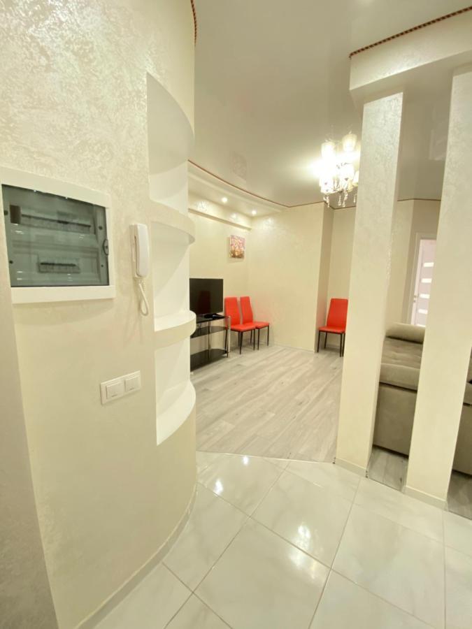 Two Bedroom Large Apartment In تشيسيناو المظهر الخارجي الصورة