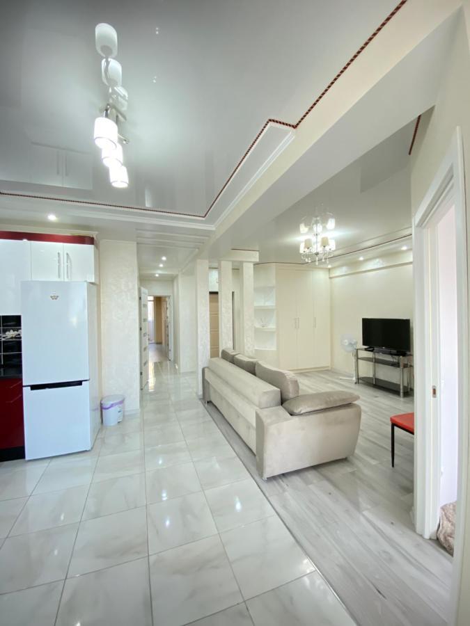 Two Bedroom Large Apartment In تشيسيناو المظهر الخارجي الصورة