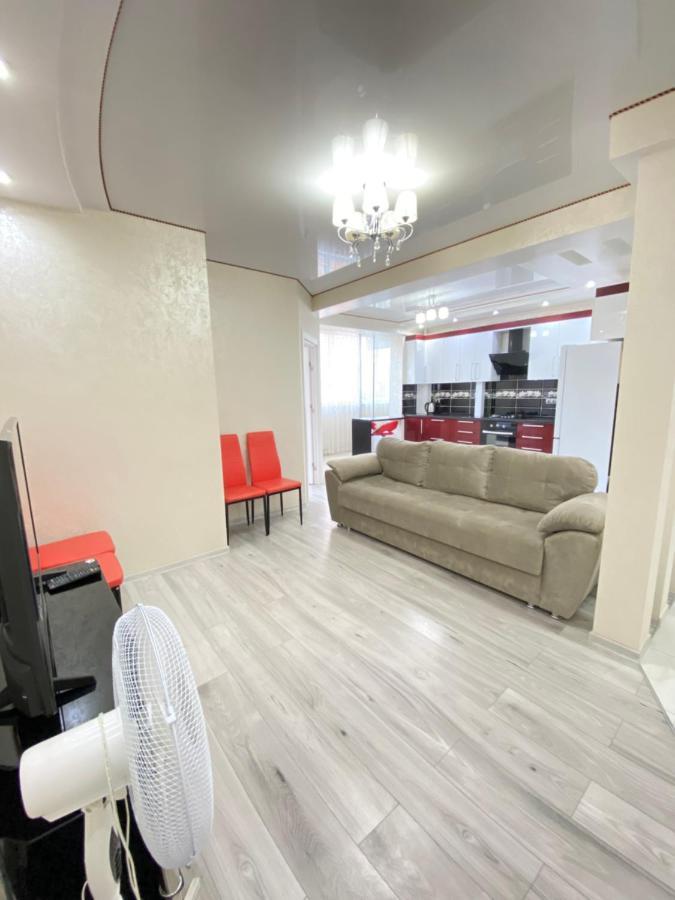 Two Bedroom Large Apartment In تشيسيناو المظهر الخارجي الصورة