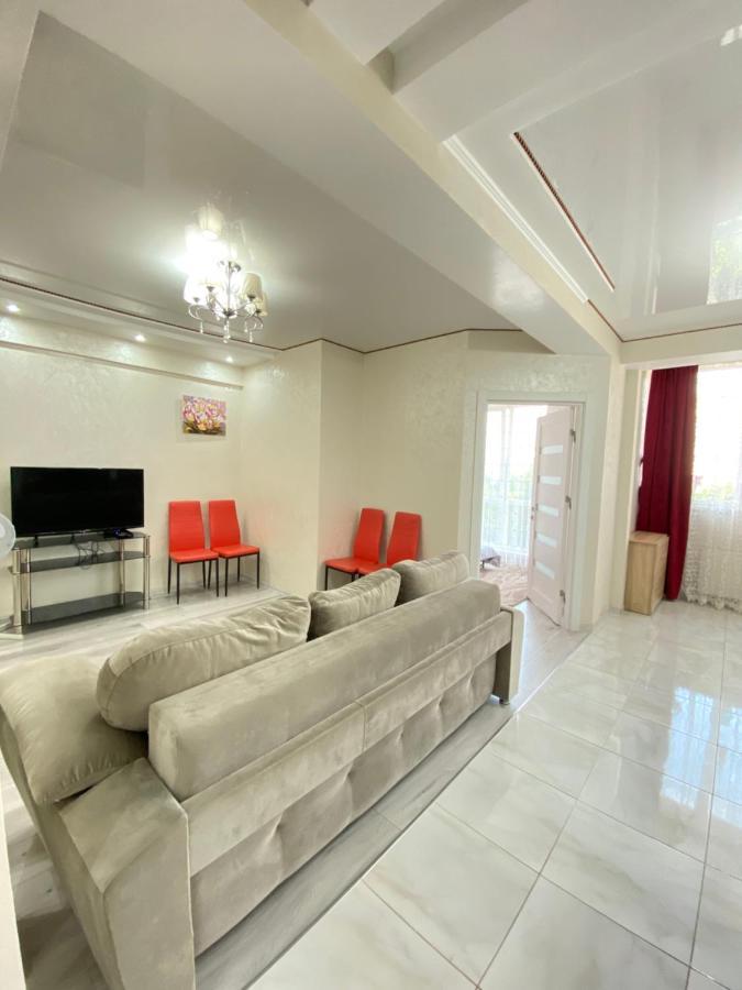 Two Bedroom Large Apartment In تشيسيناو المظهر الخارجي الصورة