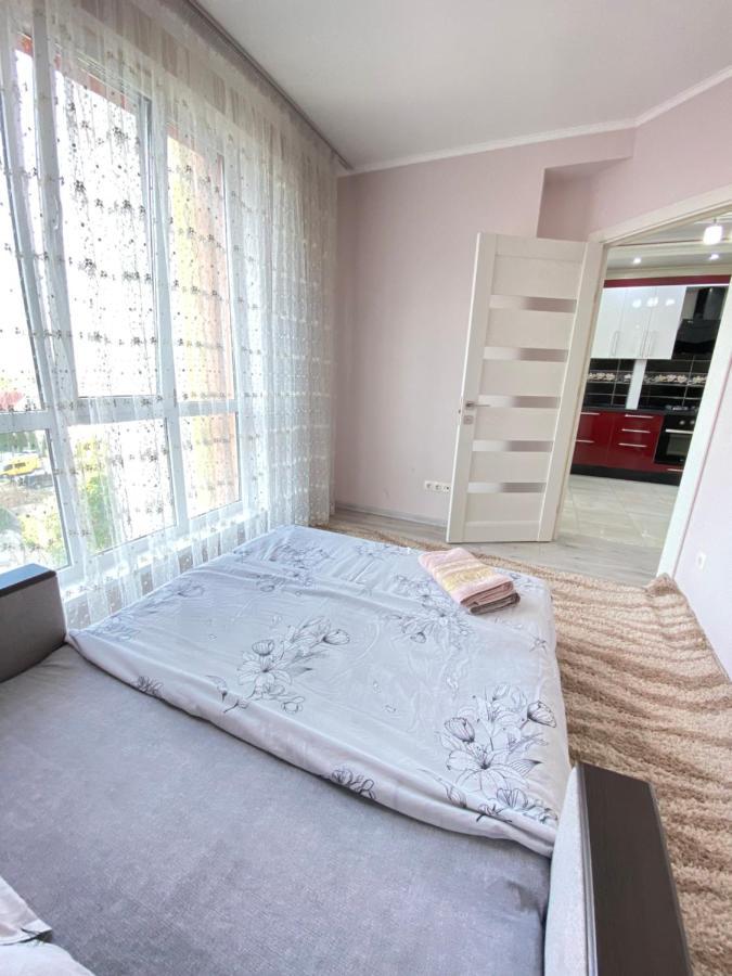 Two Bedroom Large Apartment In تشيسيناو المظهر الخارجي الصورة