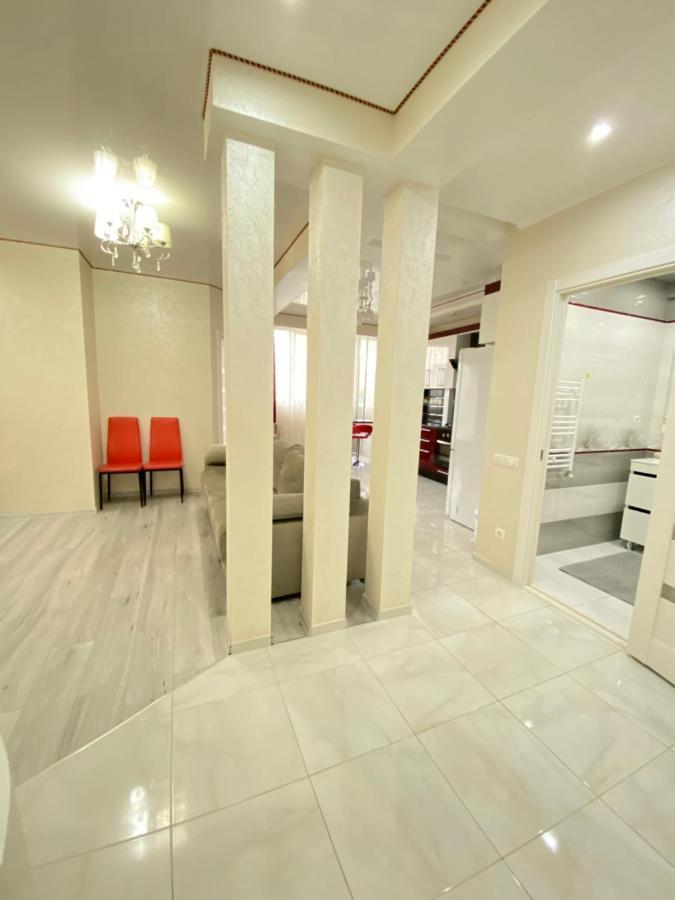 Two Bedroom Large Apartment In تشيسيناو المظهر الخارجي الصورة