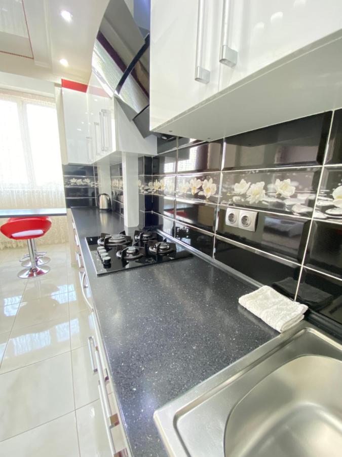Two Bedroom Large Apartment In تشيسيناو المظهر الخارجي الصورة
