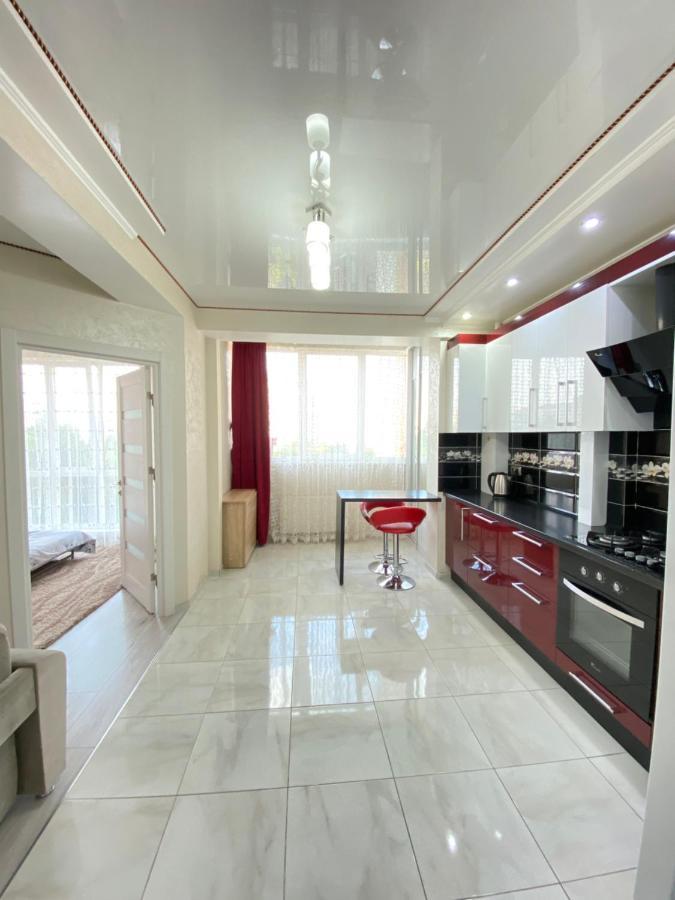 Two Bedroom Large Apartment In تشيسيناو المظهر الخارجي الصورة