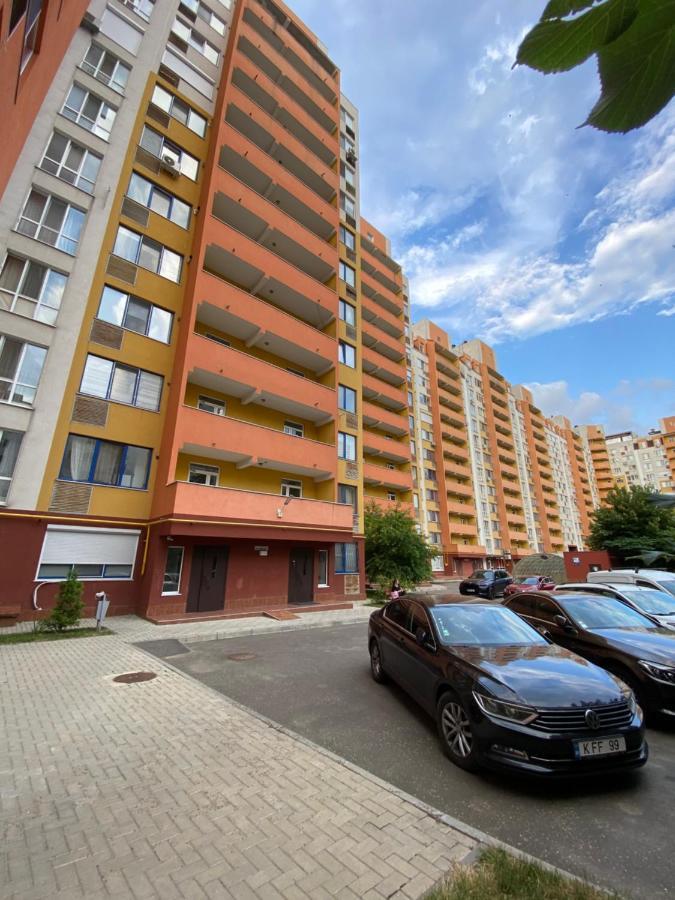 Two Bedroom Large Apartment In تشيسيناو المظهر الخارجي الصورة