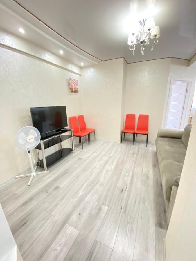 Two Bedroom Large Apartment In تشيسيناو المظهر الخارجي الصورة