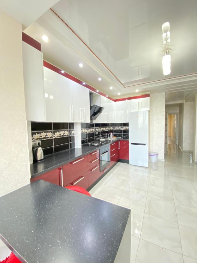Two Bedroom Large Apartment In تشيسيناو المظهر الخارجي الصورة