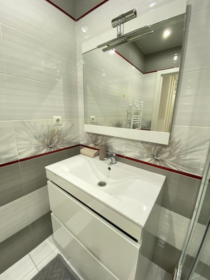 Two Bedroom Large Apartment In تشيسيناو المظهر الخارجي الصورة