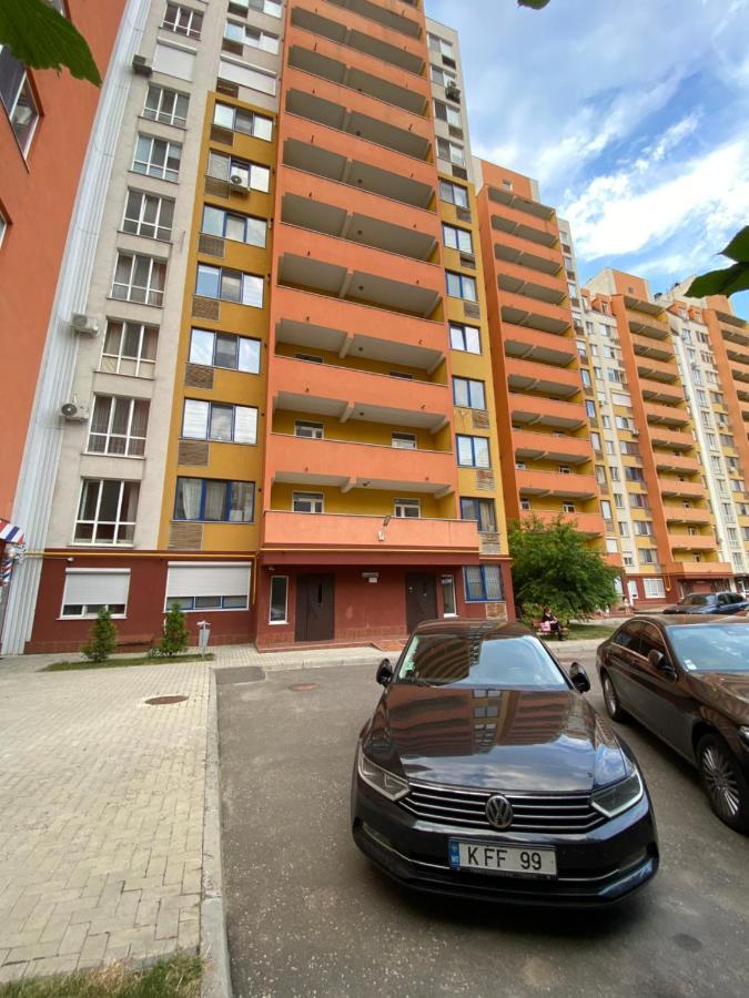 Two Bedroom Large Apartment In تشيسيناو المظهر الخارجي الصورة