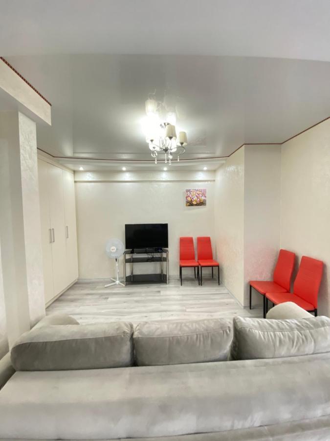 Two Bedroom Large Apartment In تشيسيناو المظهر الخارجي الصورة