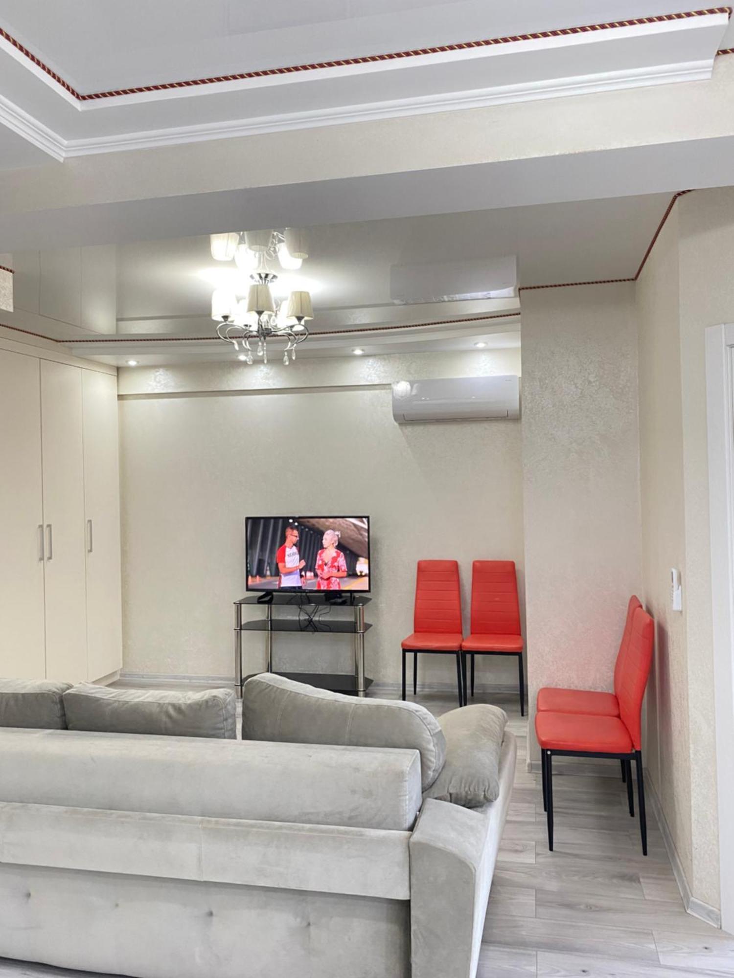 Two Bedroom Large Apartment In تشيسيناو المظهر الخارجي الصورة