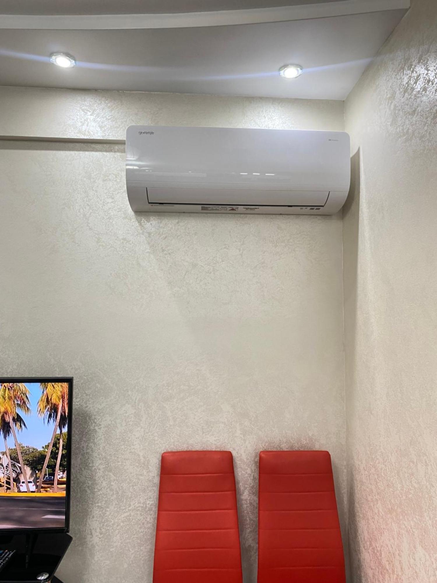 Two Bedroom Large Apartment In تشيسيناو المظهر الخارجي الصورة