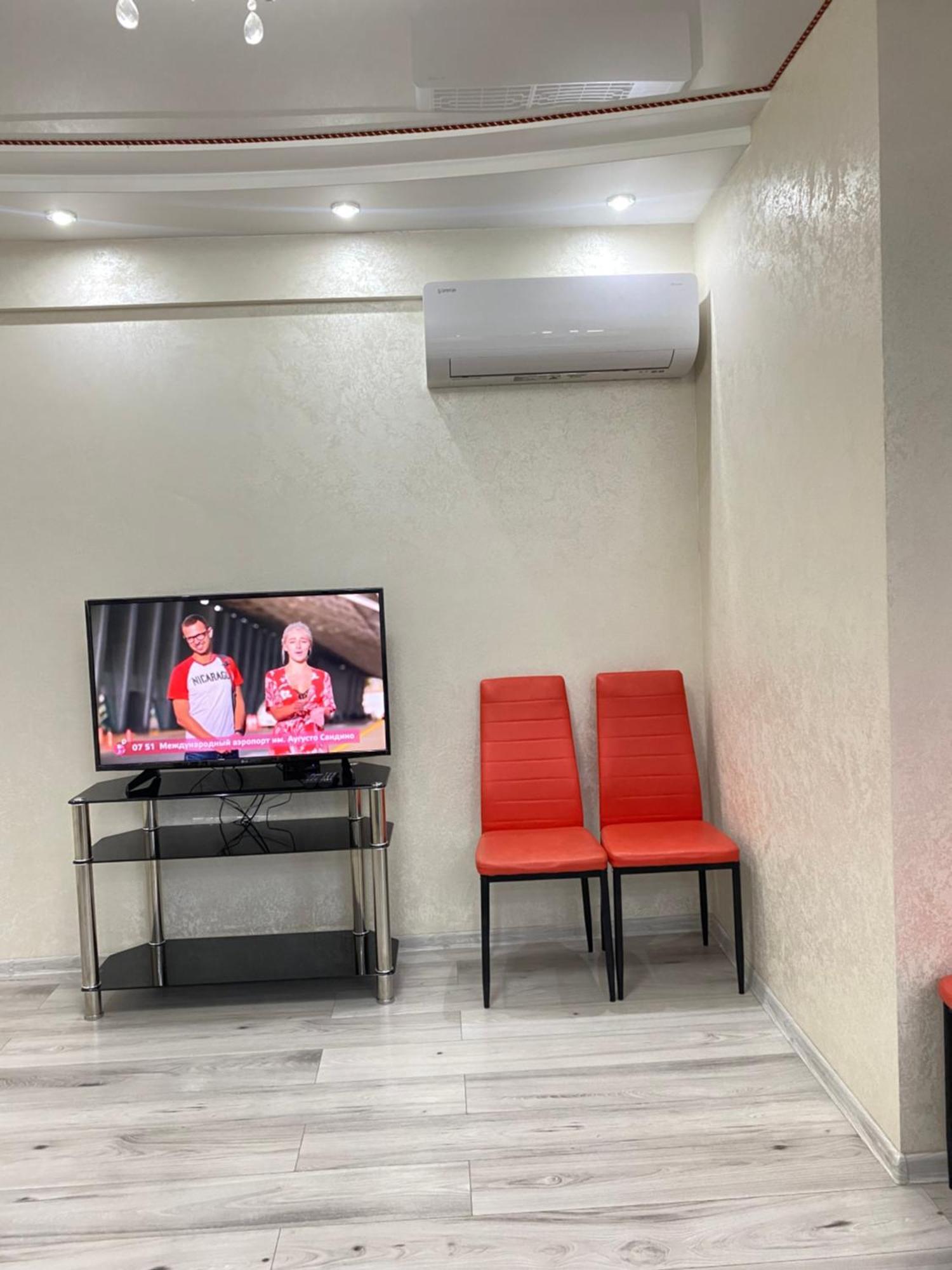 Two Bedroom Large Apartment In تشيسيناو المظهر الخارجي الصورة